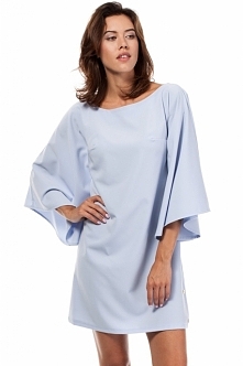 Błękitna sukienka z szerokimi rękawami