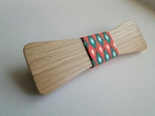 Drewniana muszka z przepaską etno