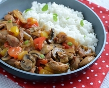 Kurczak po chińsku z pędami bambusa

Składniki:
800g mięsa z udek kurczaka,
220g pieczarek,
2 cm korzeń imbiru,
3 ząbki czosnku,
5 łyżek sosu sojowego,
4 łyżki sosu słodko-pikan...