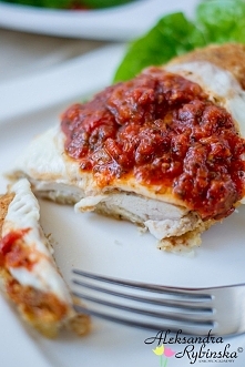 PIERSI Z KURCZAKA W PARMEZANOWEJ PANIERCE PODANE Z SOSEM MARINARA