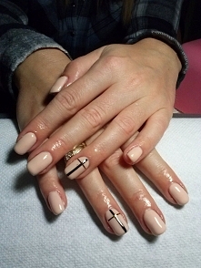 Żel misty rose na naturalnych pazurkach Gosi + zdobienia na serdecznych