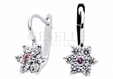 Słodkie kolczyki ze srebra - urocze różowe oczko, lśniące płatki i kształt kwiatuszka - kolekcja GESELLE Jubiler