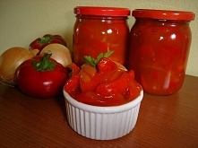 Papryka pomidorowa w ketchupie

Składniki:

4 kg papryki pomidorowej lub zwykłej 1 kg cebuli 1 litr ketchupu pikantnego 1 litr ketchupu łagodnego

Zalewa:

1 szklanka wody 1 szk...