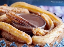 Churros z sosem czekoladowo-kawowym 
250 ml wody
100 g masła
szczypta soli
2 łyżki brązowego cukru
125 g mąki
3 duże jajka
1/2 szklanki bardzo drobnego cukru
3 łyżeczki mieloneg...