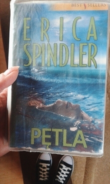 Erica Spindler ''Pętla''

"Nastoletnia Jane Killian, potrącona przez motorówkę, cudem uniknęła śmierci. Po serii operacji plastycznych, w końcu może zap...