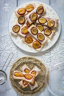 Ciasto francuskie ze śliwkami