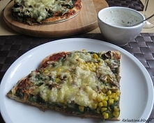 Pizza ze szpinakiem i pieczarkami