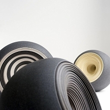 Matthew Chambers stworzył serię waz. Każdy element tworzony jest oddzielnie. Artysta składa je następnie w jedną spójną całość.