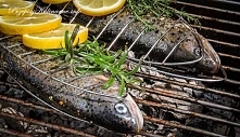 Klasyczny grillowy pstrąg