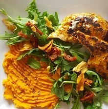 • puree z batatow 
• rukola z chipsami z pietruszki 
• grillowania pierś z kurczaka