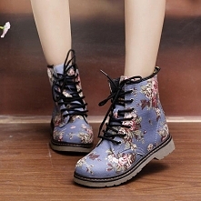 Buciki a'la martensy.Po kliknięciu w zdjęcie więcej kolorów i rozmiarów.