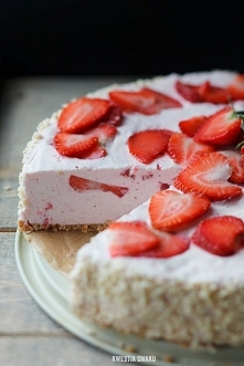 Najlepszy sernik na zimno z truskawkami