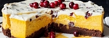 Sernik dyniowy na spodzie brownie