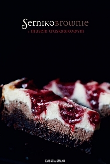 Trzywarstwowe sernikobrownie z musem truskawkowym