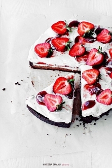 Sernik biało-czekoladowy z truskawkami i bitą śmietaną