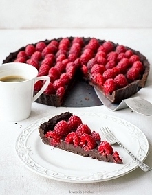 Tarta czekoladowa z malinami