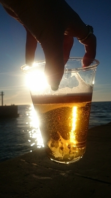 Mój zachód słońca, utopiony w złotym piwie :) fotografia z kategorii fotografia moim okiem.