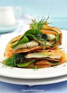 Naleśniki z mąką kasztanową, łososiem i twarożkiem