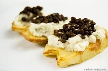 Ziemniaki z musem kalafiorowym i czarną soczewicą