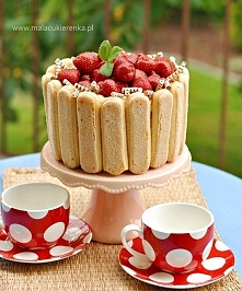 Torcik z truskawkami na biszkoptach