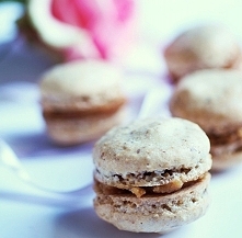 makaroniki
55 g mielonych migdałów

55 g mielonych orzechów arachidowych (kupiłam gotową mączkę arachidową)

100 g białek (z 3 jaj) - odstawionych na min. 24 h )

50 g cukru kry...