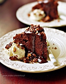 Ciasto czekoladowe z ciepłym sosem czekoladowym