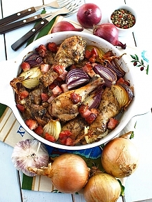 Kurczak pieczony po wiejsku - z cebulą, czosnkiem i wędzonym boczkiem
