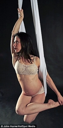 Myślałam, że to zwykła tancerka, jednak gdy zobaczyłam resztę fotografii, nie mogłam uwierzyć w to, co widzę! Szok! WIĘCEJ PO KLIKNIĘCIU W OBRAZEK.