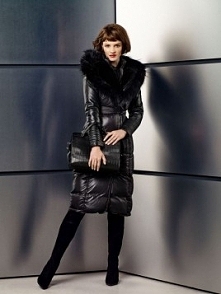 Dobrze skrojony i dopasowany do sylwetki płaszcz może się okazać nie tylko praktycznym elementem garderoby, ale wręcz stylową inwestycją na lata. Więcej na Feszyn.com