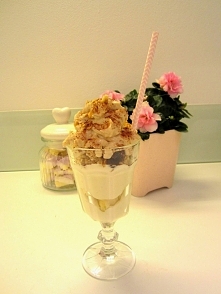 Składniki: - jogurt naturalny - 1,5 łyżeczki miodu -mussli - banany - cynamon Banany blendujemy z jogurtem naturalnym i 0,5 łyżeczki miodu. Odstawiamy do zamrażalnika na 30 minu...