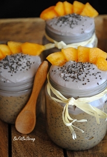 Kawowy pudding chia z kaki i kokosową bitą śmietaną o smaku czarnego bzu. Przepis po kliknięciu w zdjęcie.