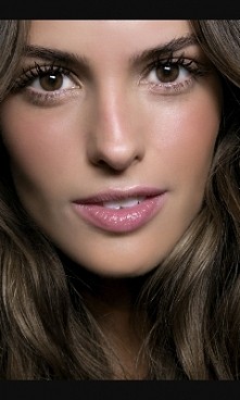 Prosty delikatny makijaż, rozświetla twarz w jesienne ponure dni. Tak powinna wyglądać każda z nas. :)