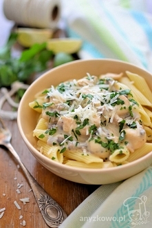 Makaron z kremowym sosem pieczarkowym i kurczakiem