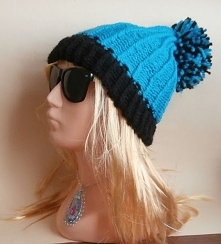 czapka zrobiona ręcznie niebiesko czarna z pomponem z akrylu