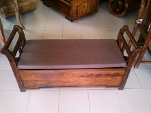 Kolekcja Daura

Cała kolekcja wykonana jest ręcznie ze 100% litego drewna palisandru indyjskiego. Kolor lakieru jakim zostało ono zabezpieczone podkreśla piękno faktury tego uni...