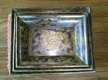 Zestaw trzech drewnianych tac dekoracyjnych.