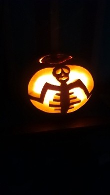 Halloween lampion z dyni.