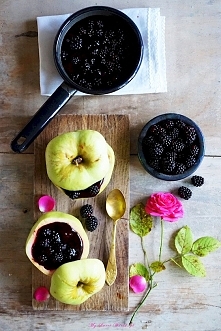 Domowy kisiel jeżynowy podany w jadalnych miseczkach-> do zrobienia ze świeżych owoców lub mrożonych, idealny dla dzieci.