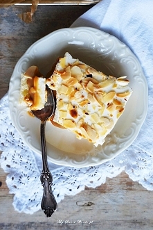 Składniki:

Na biszkopt:

3 duże jajka

100 g cukru

75 g mąki tortowej

30 g mąki ziemniaczanej

szczypta soli

Dodatkowo:

350 g  konfitury mlecznej lub kajmku (użyłam  „Dulce...