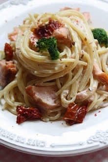 makaron z łososiem i suszonymi pomidorami w sosie śmietanowym