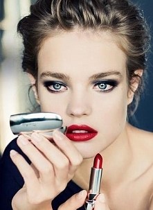 Jesienny makijaz nie musi byc nudny. Troche mocnych kolorow musi sie pojawic dla ozywienia.