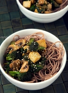 Soba z warzywami i miso