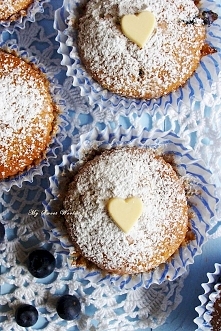 Muffinki z białą czekoladą i jagodami