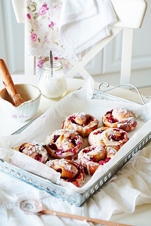 Drożdżówki z malinami