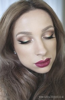 Trend Jesieni!
1 .Załamanie powieki zaznaczamy perłowym odcieniem średniego brązu.
2. Całą powiekę ruchomą pokrywamy złotym/miedzianym pyłkiem. Dla zyskania mocniejszego efektu,...