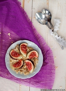 Owsianka z miodem z świeżą figą. KLIK PO LINK.