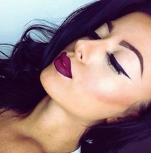 Podkreślona górna powieka kreską dodaje kobiecości.