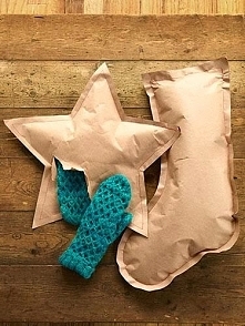 pomysł na zapakowanie prezentu

1.Z wybranego materiału (gazeta, papier pakowy, bibuła) wytnij duży prostokąt, a następnie złóż go na pół.

Pamiętaj, żeby wybrać taką wielkość, ...