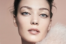 Usta nude i delikatnie podkreślone oczy ;)