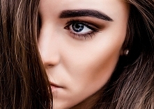 Podkreślone brwi i kości policzkowe, nieskazitelna cera